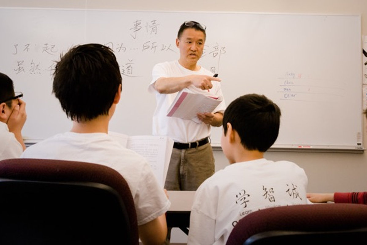 教师带领中文课堂学习，图片曾展示于学校网站